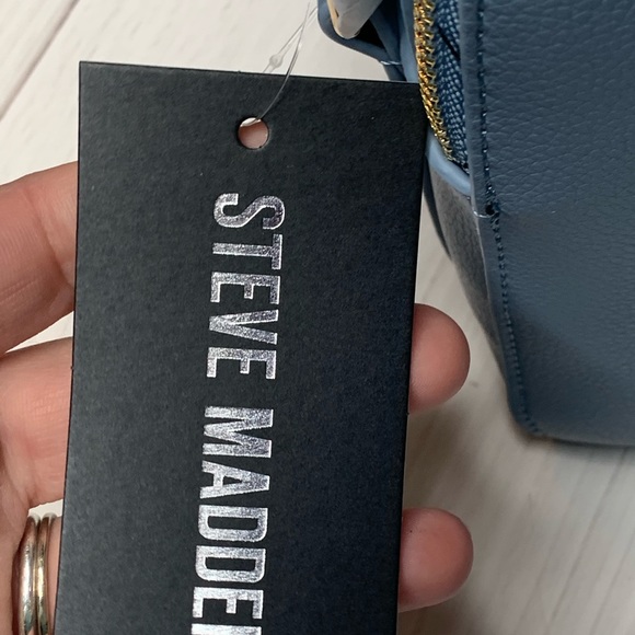 HOST PICKSTEVE MADDEN 💙Bandana Pleat Camera Bag - Picture 13 of 15